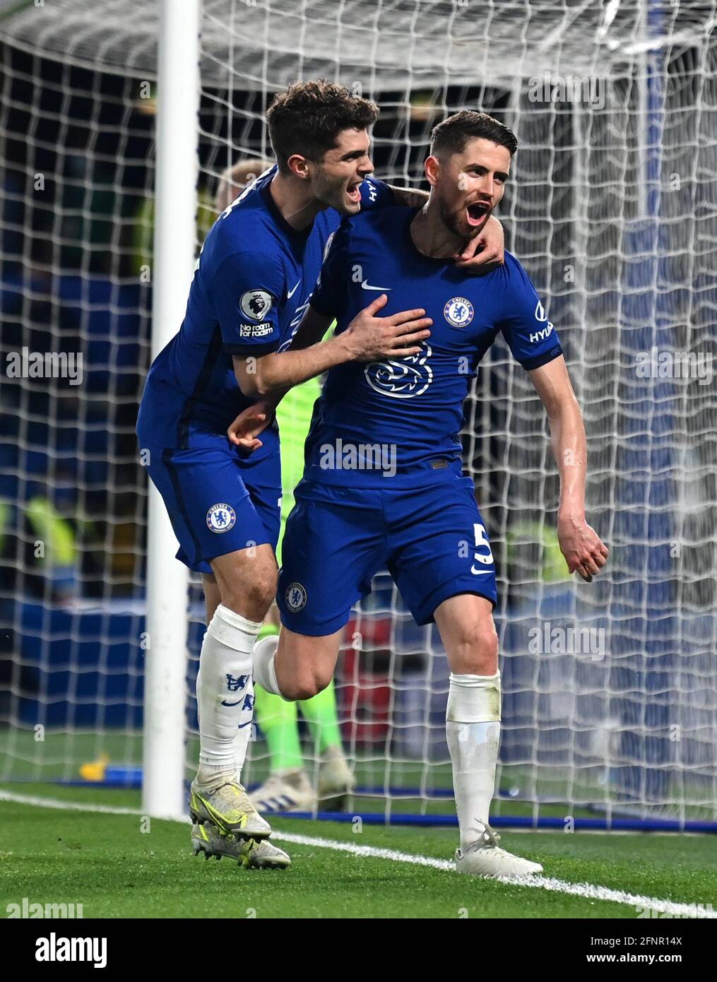 Il Chelsea's Jorginho (a sinistra) celebra il secondo gol della partita durante la partita della Premier League a Stamford Bridge, Londra. Data immagine: Martedì 18 maggio 2021. Foto Stock