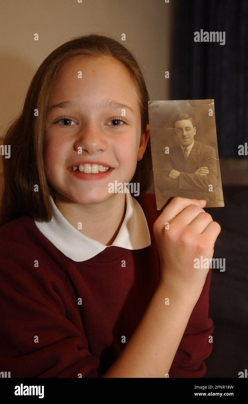 SIAN GODDARD DI PORTSMOUTH CHE SARÀ 11 ALLE 11 DEL MATTINO L'11 NOVEMBRE CON UNA FOTO DEL SUO NONNO ERIC CHARLES MORTO L'11 NOVEMBRE 1967. PIC MIKE WALKER 2004 Foto Stock