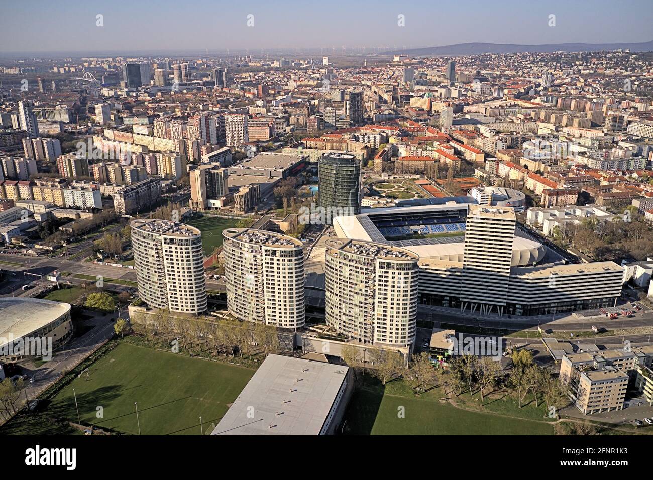 Vista aerea nella capitale Bratislava, complesso residenziale III torri e Stadio Nazionale di Calcio Tehelne pole, 5 aprile 2020 Foto Stock