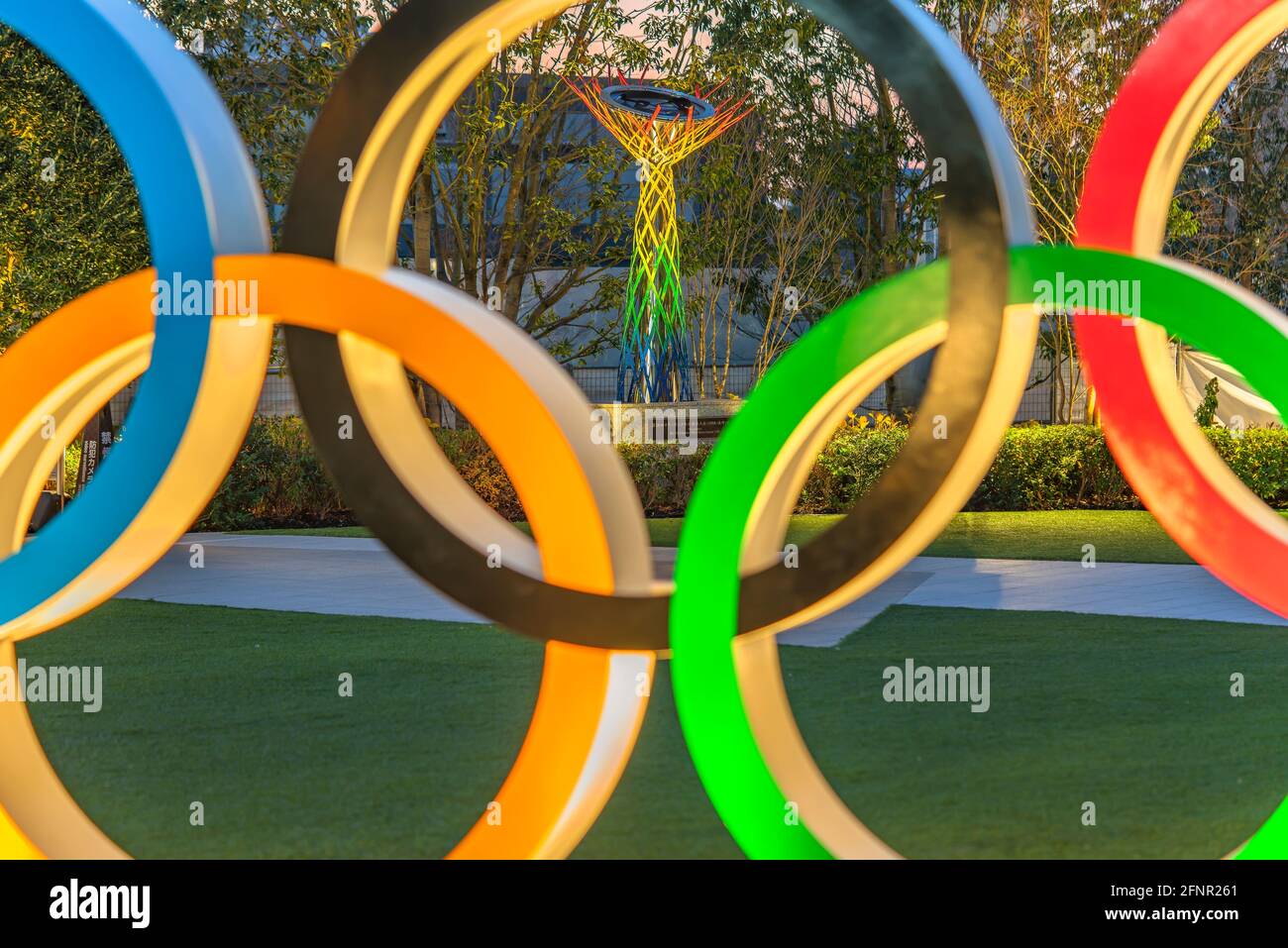 tokyo, giappone - Maggio 10 2021: Primo piano sul calderone Olimpico illuminato dei Giochi Olimpici invernali di Nagano attraverso i cerchi colorati degli anelli Olimpici Foto Stock