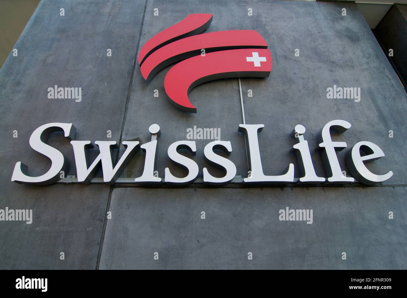 San Gallo, Svizzera - 14 aprile 2021 : logo Swiss Life. Swiss Life è la più grande compagnia assicurativa della Svizzera e una delle maggiori società europee Foto Stock