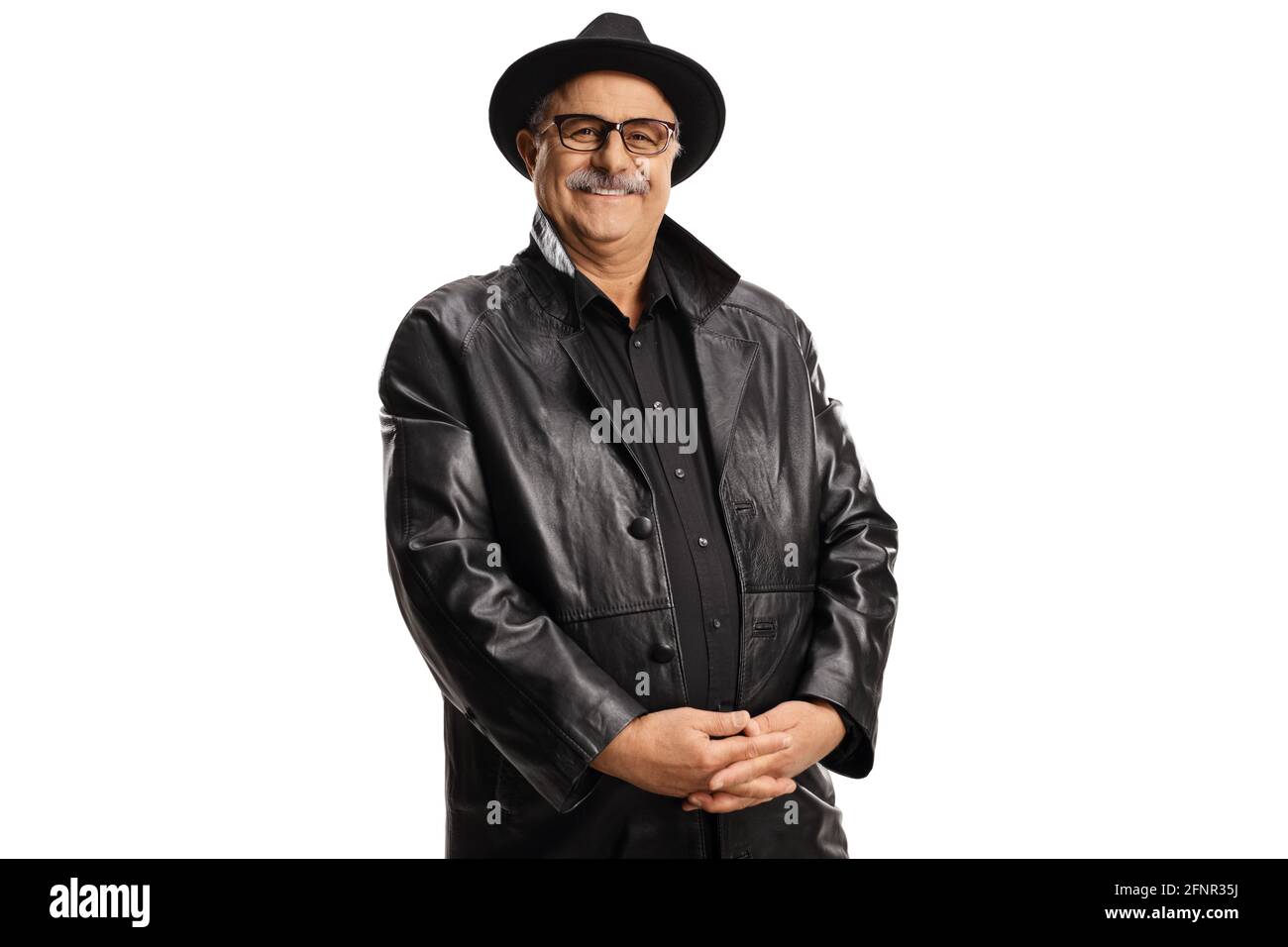 Anziano detective privato in un cappotto di pelle isolato su bianco sfondo Foto Stock