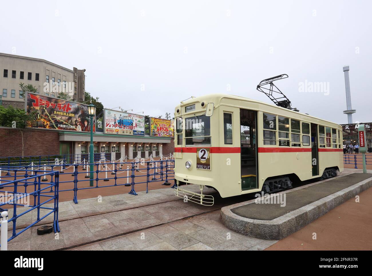 Tokorozawa, Giappone. 18 maggio 2021. Un vecchio tram è esposto all'ingresso del rinnovato parco divertimenti Seibuen, che ha la galleria di negozi 'Showa retro', atmosfera del periodo post-seconda guerra mondiale, in un'anteprima stampa a Tokorozawa, nella periferia di Tokyo, martedì 18 maggio 2021. Il parco divertimenti Seibuen, temporaneamente chiuso l'anno scorso per lavori di ristrutturazione, riaprirà il 19 maggio con le nuove attrazioni. Credit: Yoshio Tsunoda/AFLO/Alamy Live News Foto Stock