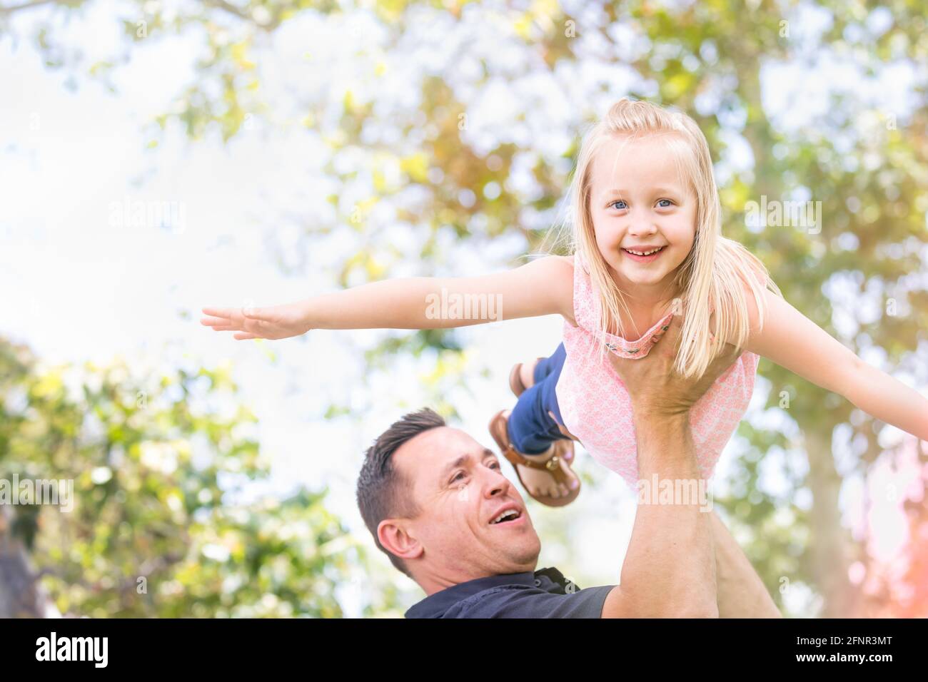 Giovani caucasici padre e figlia divertirsi al parco. Foto Stock