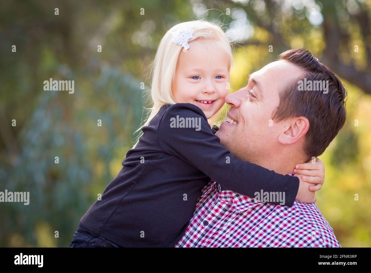 Giovani caucasici padre e figlia divertirsi al parco. Foto Stock