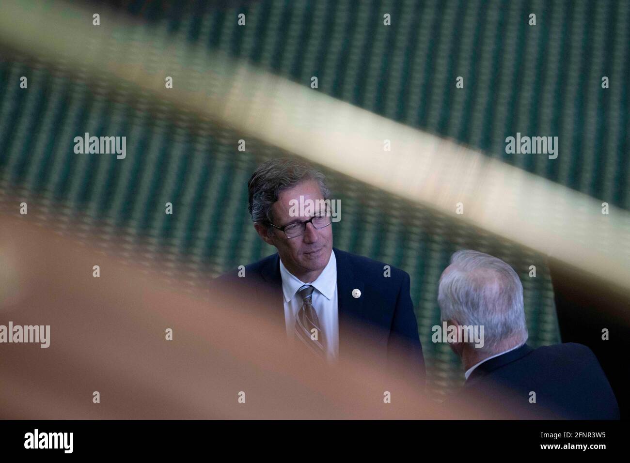 Azione del Senato del Texas lunedì 17 maggio 2021 mostrando il Sen. Kelly Hancock, R-North Richland Hills, prendendo con il Rep. James Frank Foto Stock