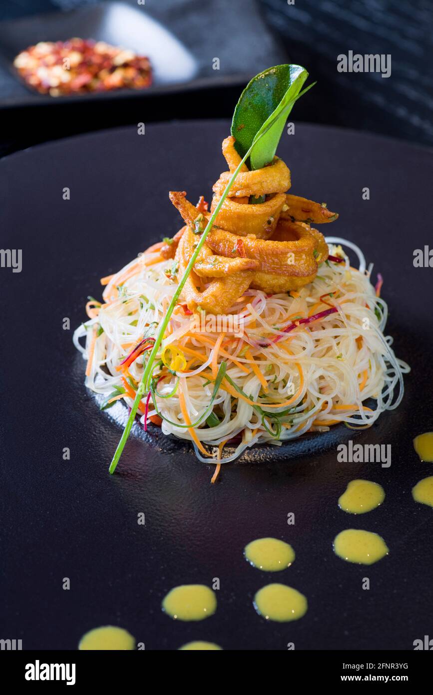 Noodle di riso con calamari fritti Foto Stock