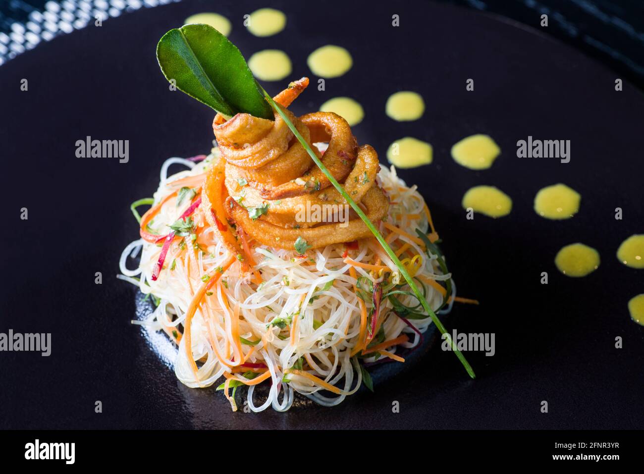 Noodle di riso con calamari fritti Foto Stock