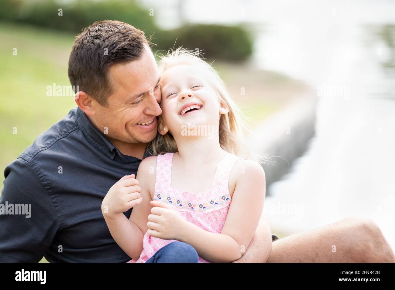 Giovani caucasici padre e figlia divertirsi al parco. Foto Stock