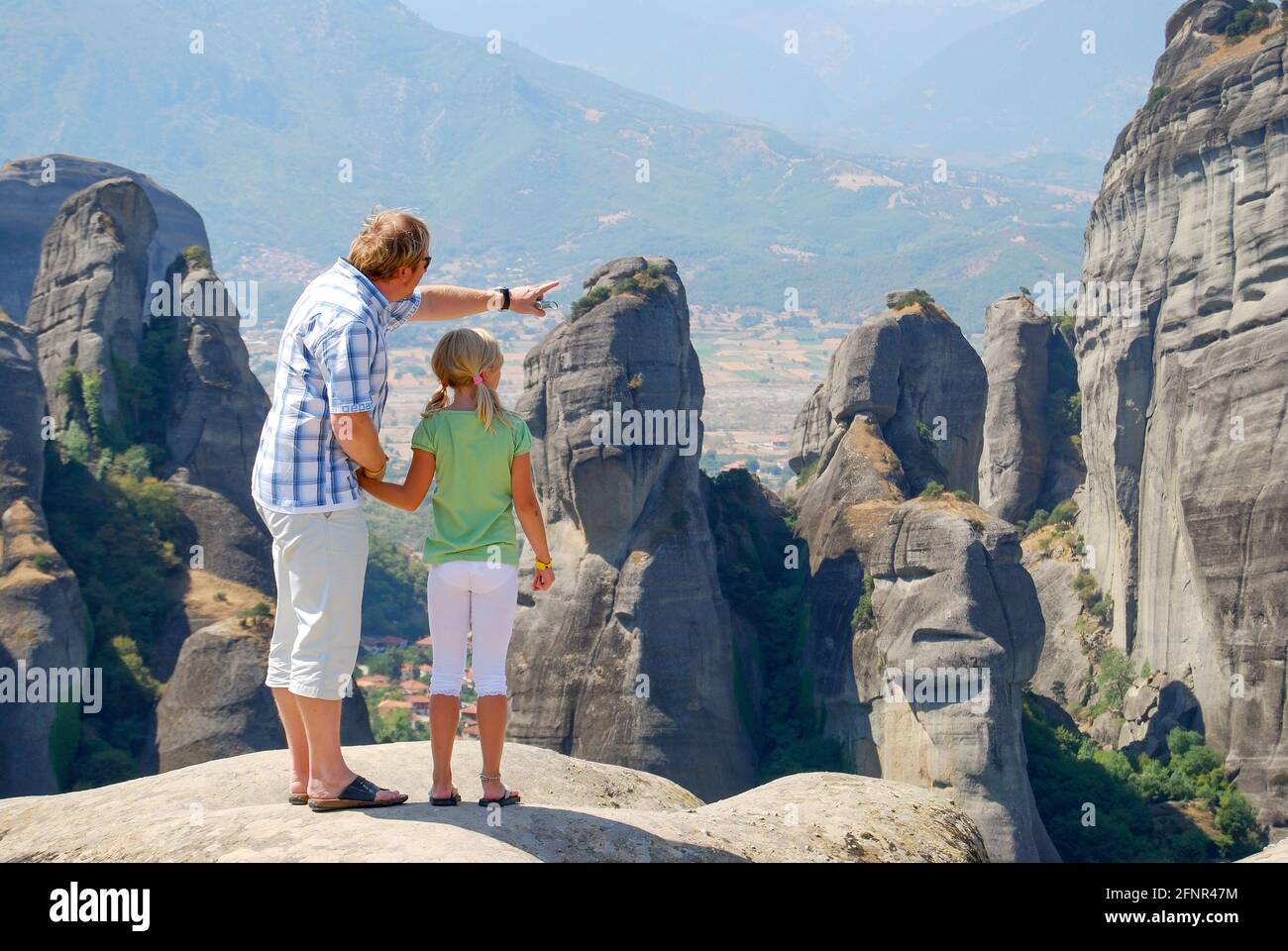 Padre e figlia a Meteora Valley lookout, Meteora, Kalampaka, Trikala, Tessaglia, Grecia Foto Stock