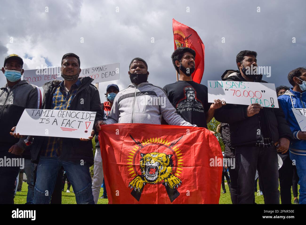 Londra, Regno Unito. 18 maggio 2021. Durante la manifestazione i manifestanti tengono cartelli che esprimono la loro opinione e bandiere Tamil Eelam. I manifestanti si sono riuniti in Piazza del Parlamento e fuori da Downing Street per il 12° anniversario del massacro di Mullivaikkal e per quello che i manifestanti chiamano "genocidio" contro i tamil di Eelam in Sri Lanka. Credit: SOPA Images Limited/Alamy Live News Foto Stock