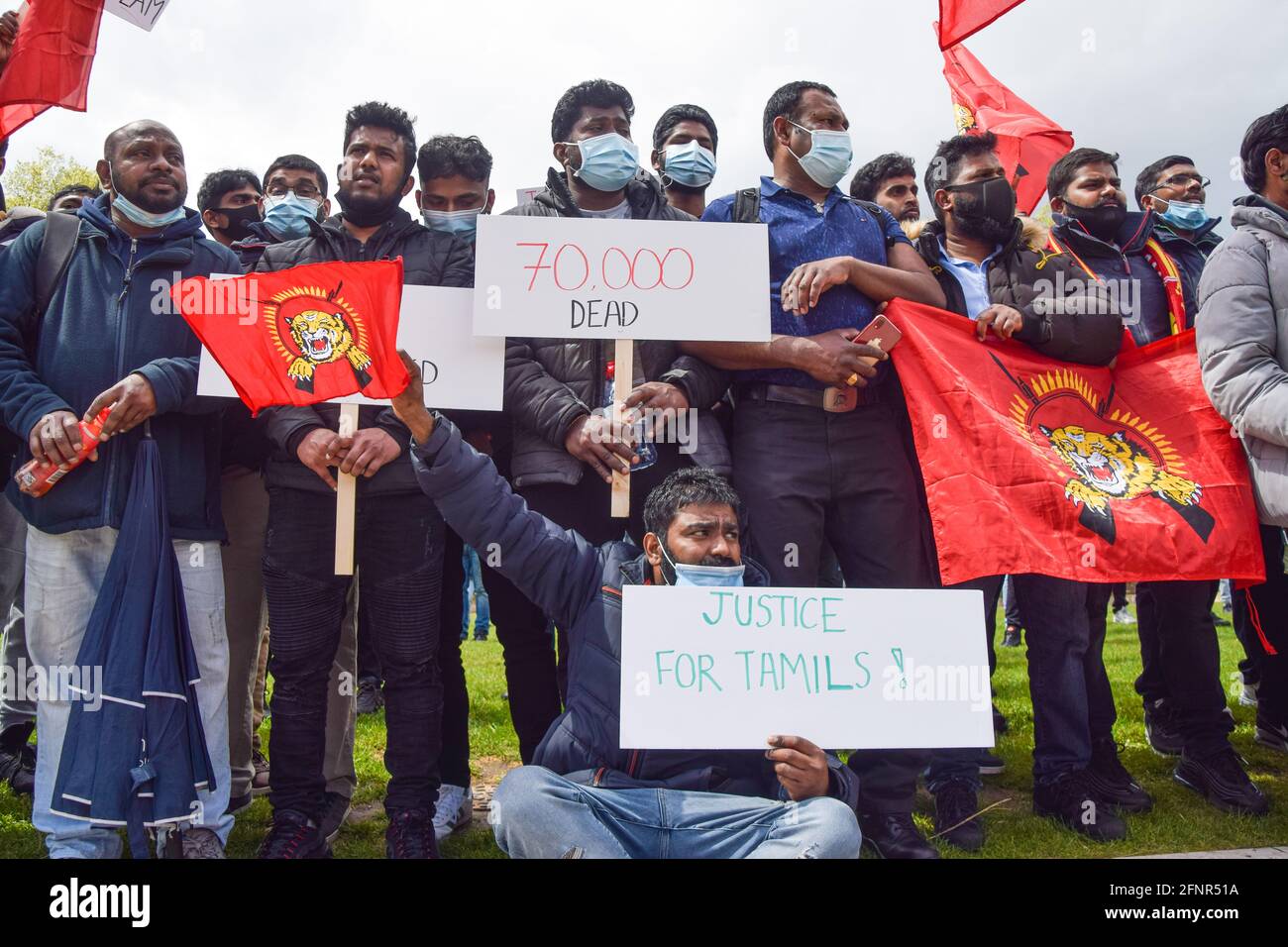 Londra, Regno Unito. 18 maggio 2021. Durante la manifestazione i manifestanti tengono cartelli che esprimono la loro opinione e bandiere Tamil Eelam. I manifestanti si sono riuniti in Piazza del Parlamento e fuori da Downing Street per il 12° anniversario del massacro di Mullivaikkal e per quello che i manifestanti chiamano "genocidio" contro i tamil di Eelam in Sri Lanka. Credit: SOPA Images Limited/Alamy Live News Foto Stock