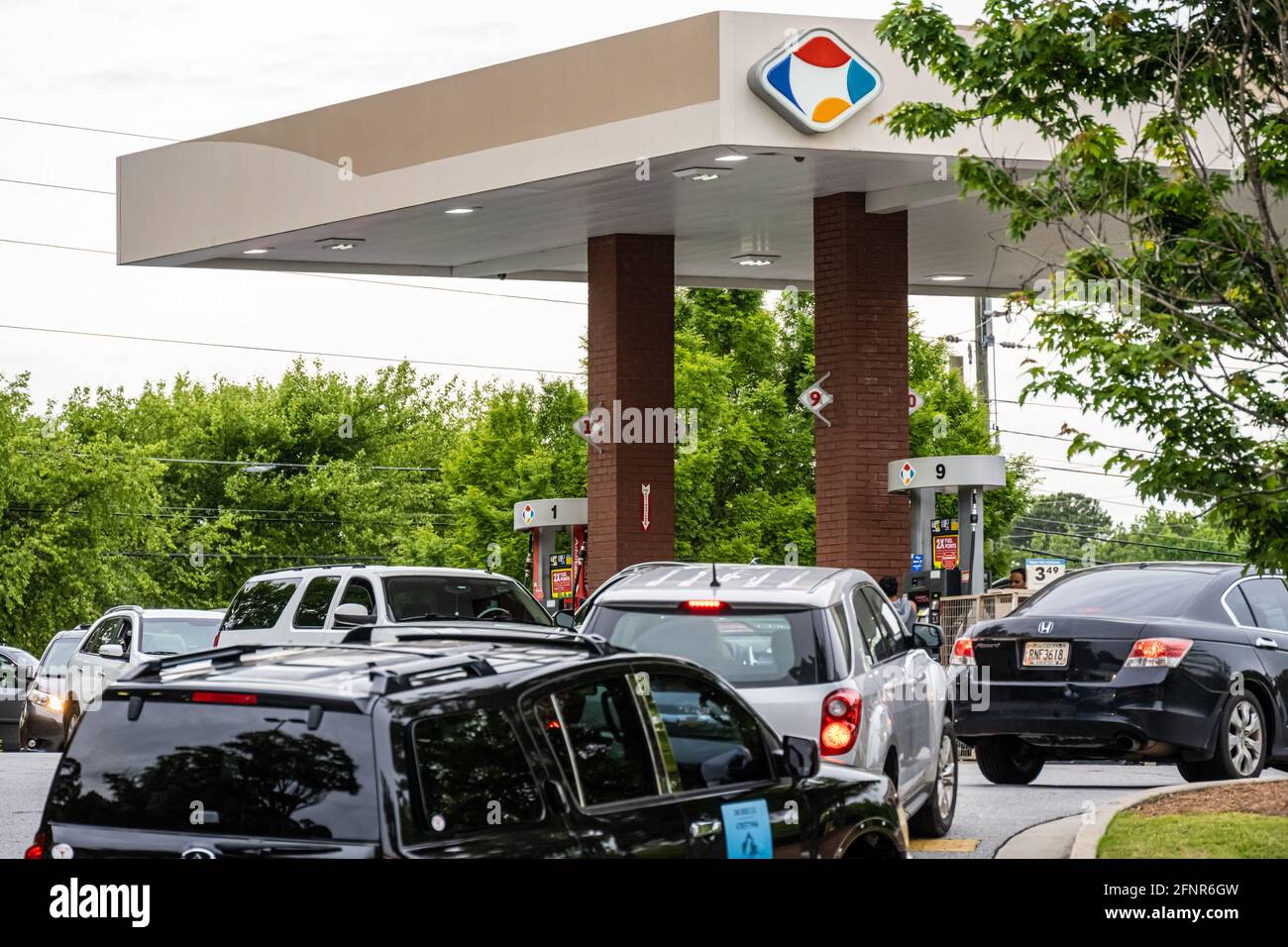 La carenza di carburante crea lunghe linee di snaking presso una stazione di servizio Kroger a Metro Atlanta, Georgia. (STATI UNITI) Foto Stock