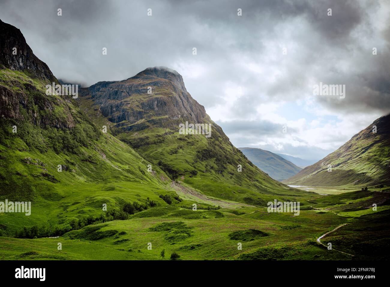 Vista valle sotto le montagne di Glencoe, Lochaber, altopiani, Scozia Foto Stock