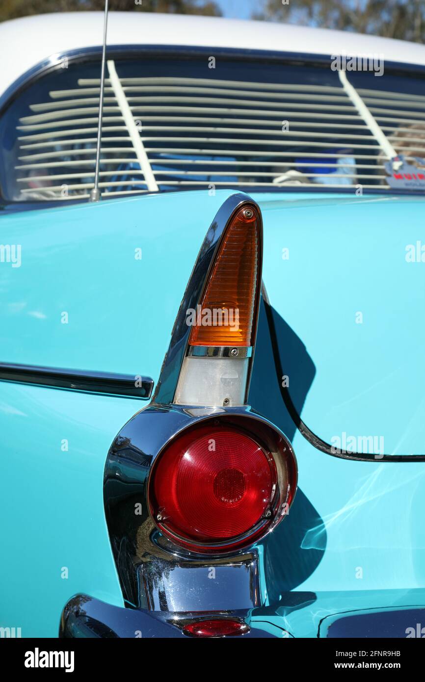 Vista ravvicinata di una luce di coda vintage Holden Special EK. La EK è stata prodotta in Australia tra il 1961 e il 1962. Foto Stock