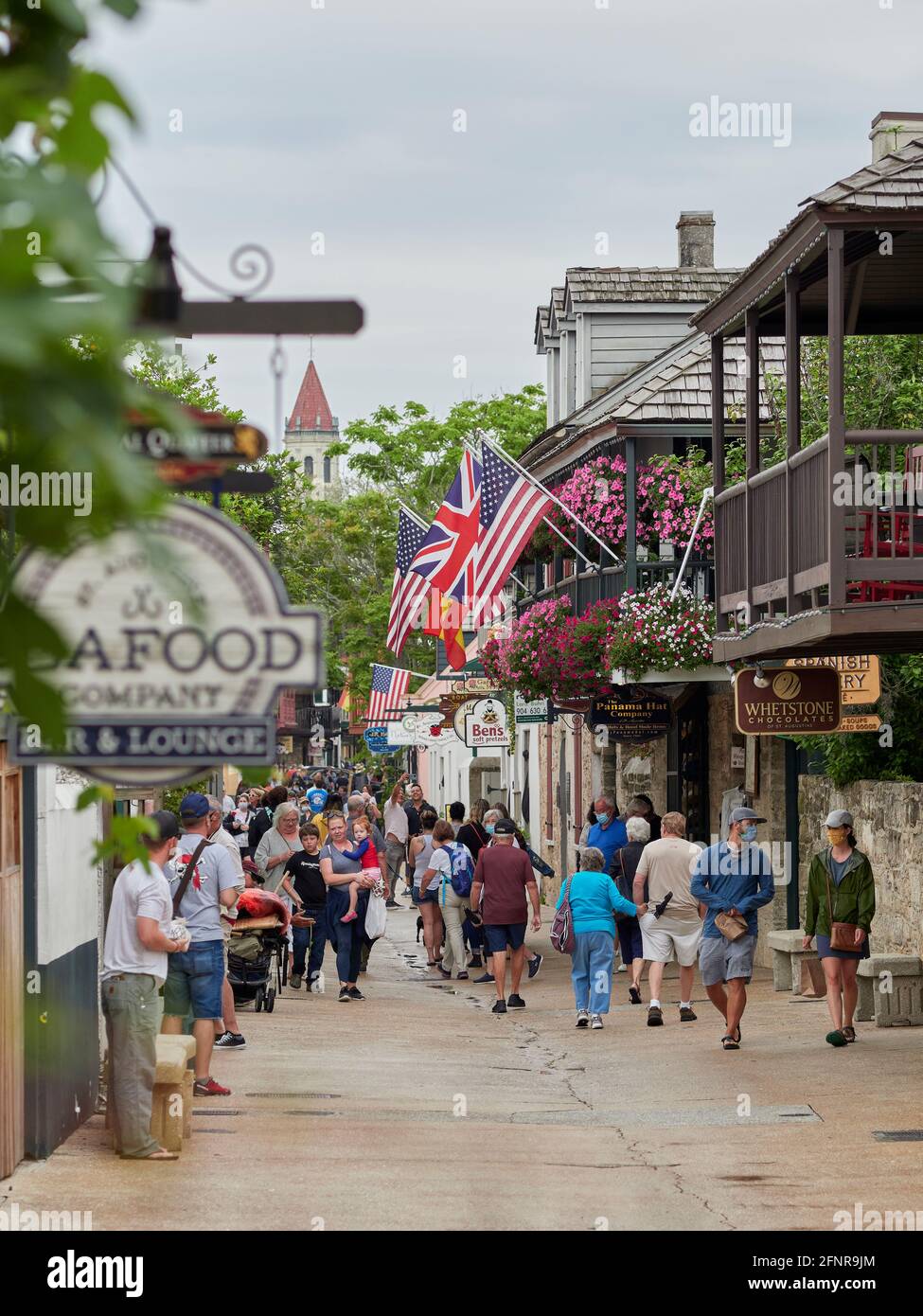 I turisti o le persone camminano o camminano lungo la storica St George Street nella città vecchia Saint Augustine Florida, USA. Foto Stock
