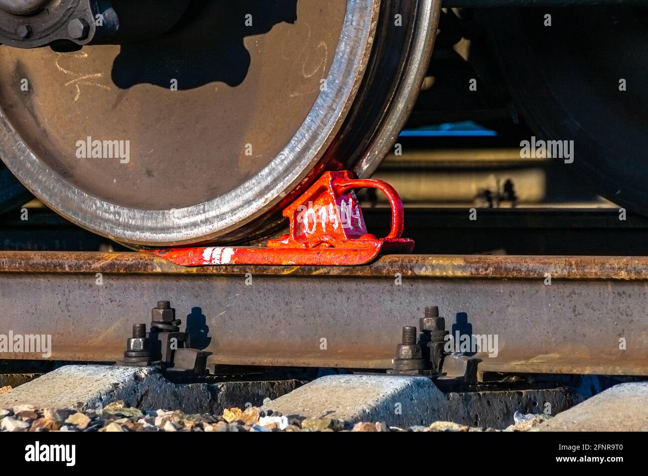 Il pattino del freno a doppia pastorello sotto la ruota del carro impedisce il movimento spontaneo del carro in discesa Foto Stock