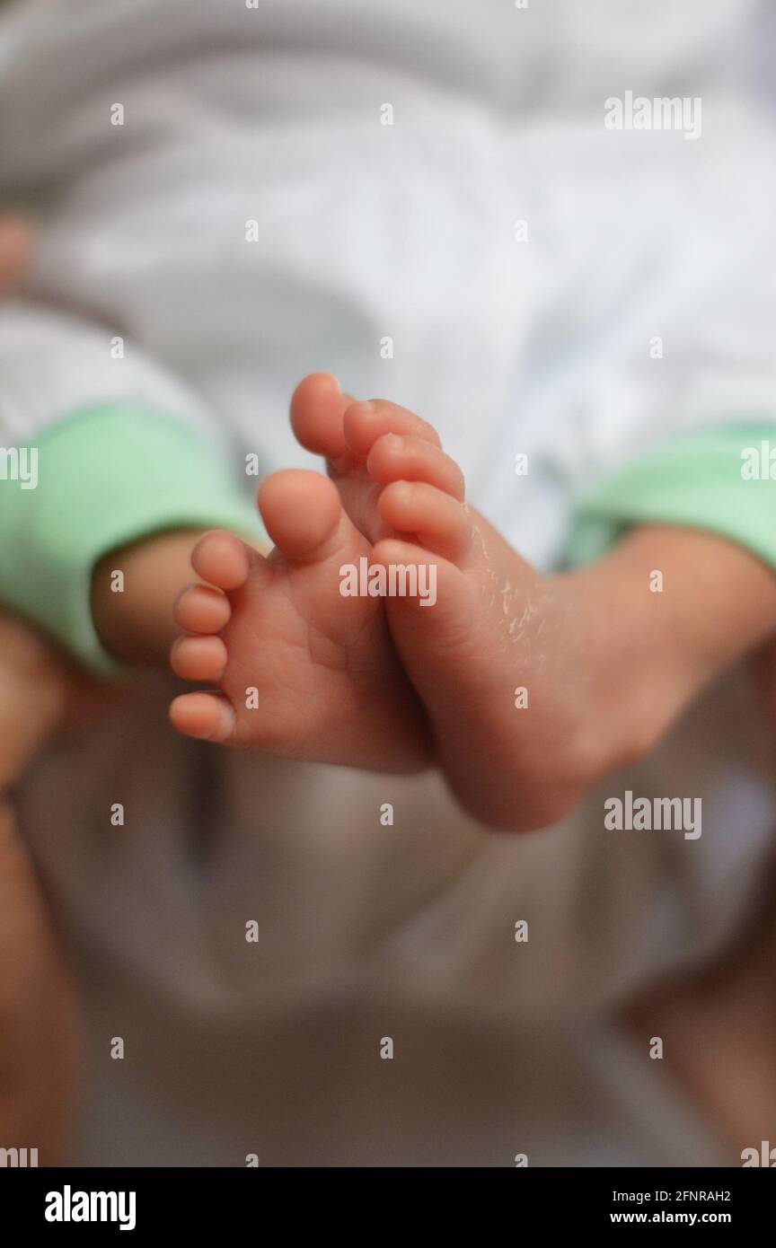 Contatto dei piedi del bambino Foto Stock