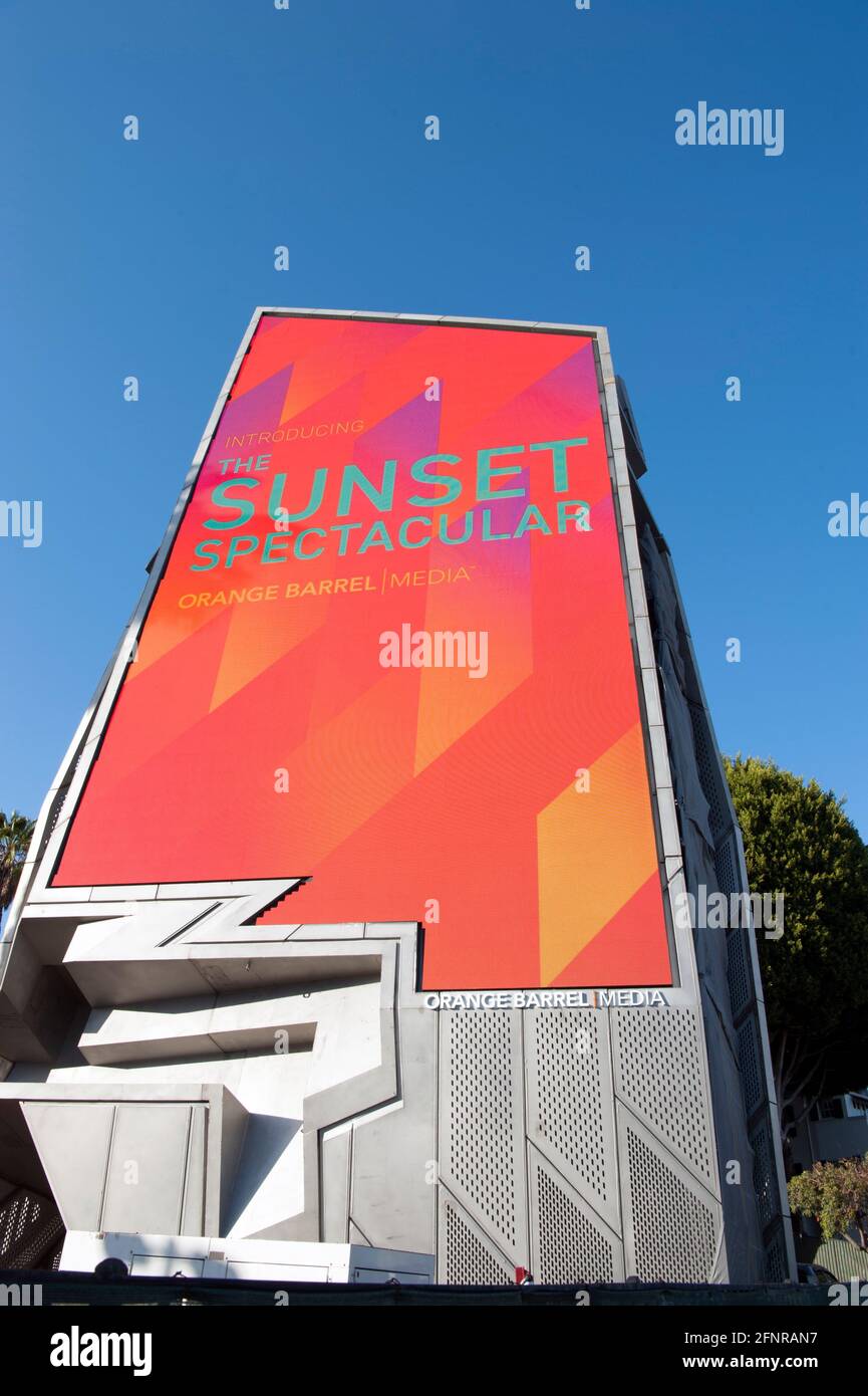 Cartelloni digitali dalla forma insolita di Orange Barrel Media sulla Sunset Strip di Los Angeles, California Foto Stock