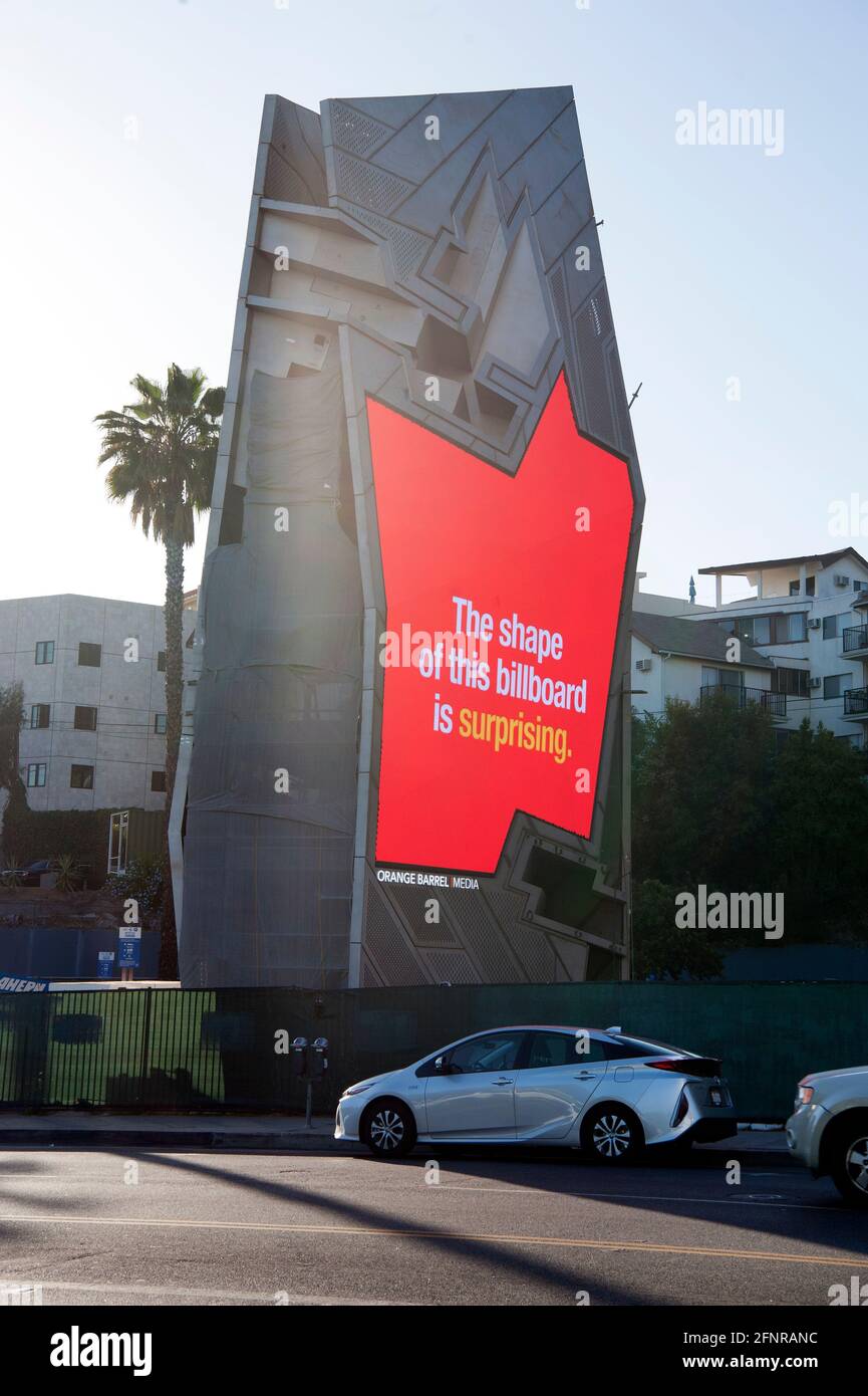 Cartelloni digitali dalla forma insolita di Orange Barrel Media sulla Sunset Strip di Los Angeles, California Foto Stock