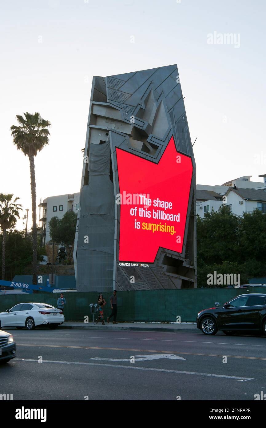 Cartelloni digitali dalla forma insolita di Orange Barrel Media sulla Sunset Strip di Los Angeles, California Foto Stock