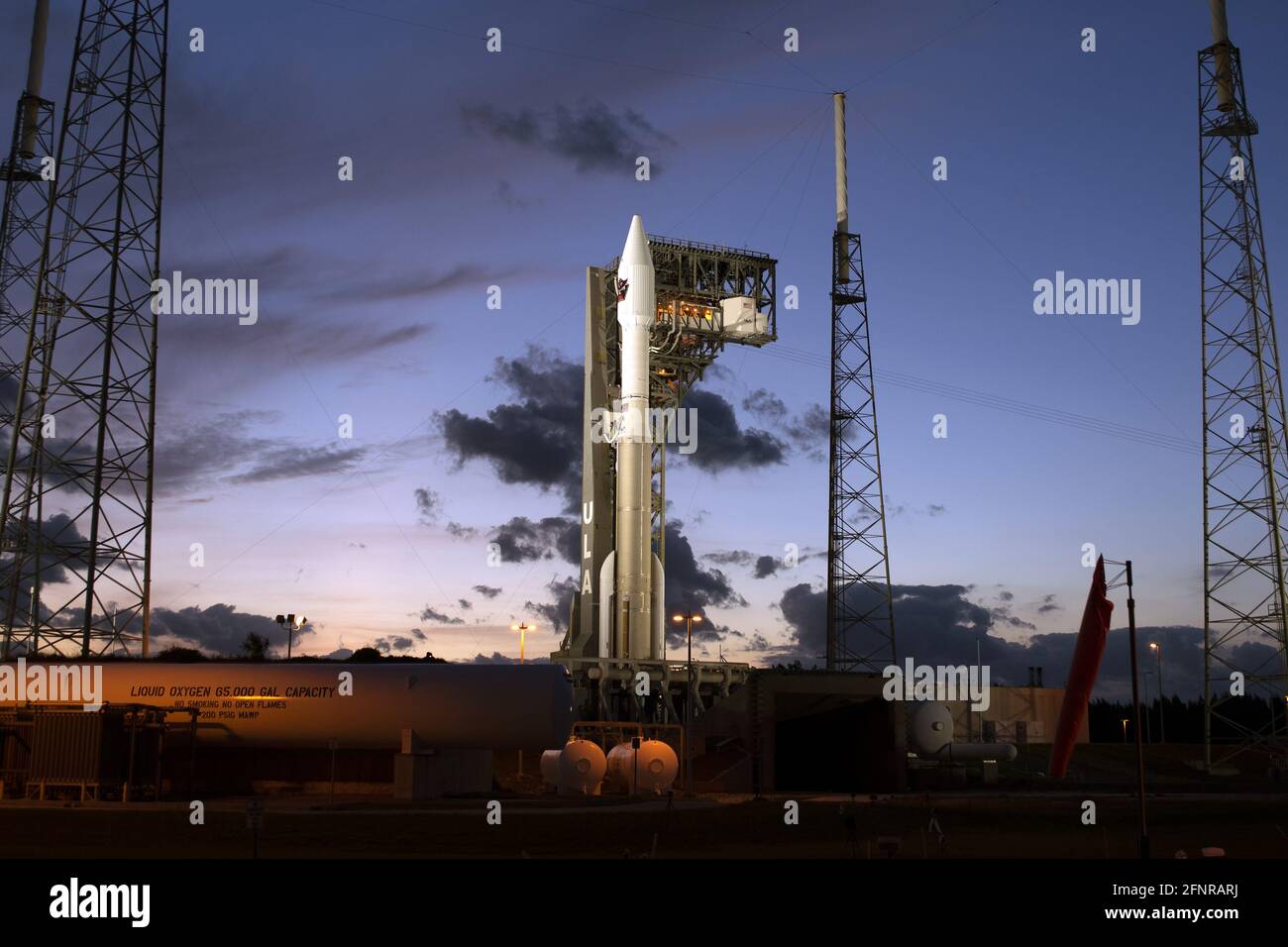 Kennedy Space Center, Stati Uniti. 18 maggio 2021. Un razzo United Launch Alliance Atlas V è pronto a lanciare il quinto satellite geosincrono del sistema a infrarossi basato sullo spazio (SBIRS GEO) per la forza spaziale statunitense presso la stazione della forza spaziale Cape Canaveral domenica 16 maggio 2021. Il sistema SBIRS GEO viene utilizzato per rilevare le firme termiche dei missili lanciati da tutto il mondo. Foto di Joe Marino/UPI Credit: UPI/Alamy Live News Foto Stock