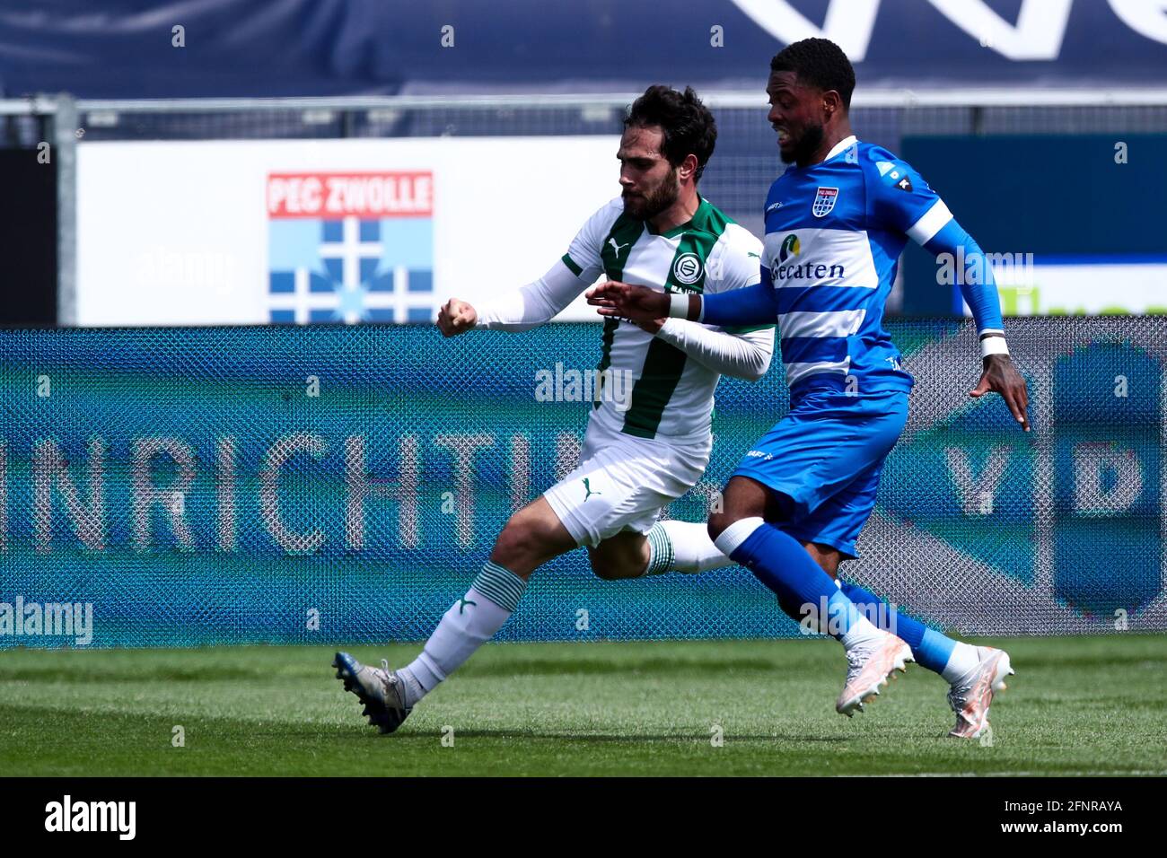 ZWOLLE, PAESI BASSI - MAGGIO 16: Kenneth Paal di PEC Zwolle, Miguel Angel Leal Diaz del FC Groningen durante la partita olandese Eredivisie tra PEC Zwolle Foto Stock