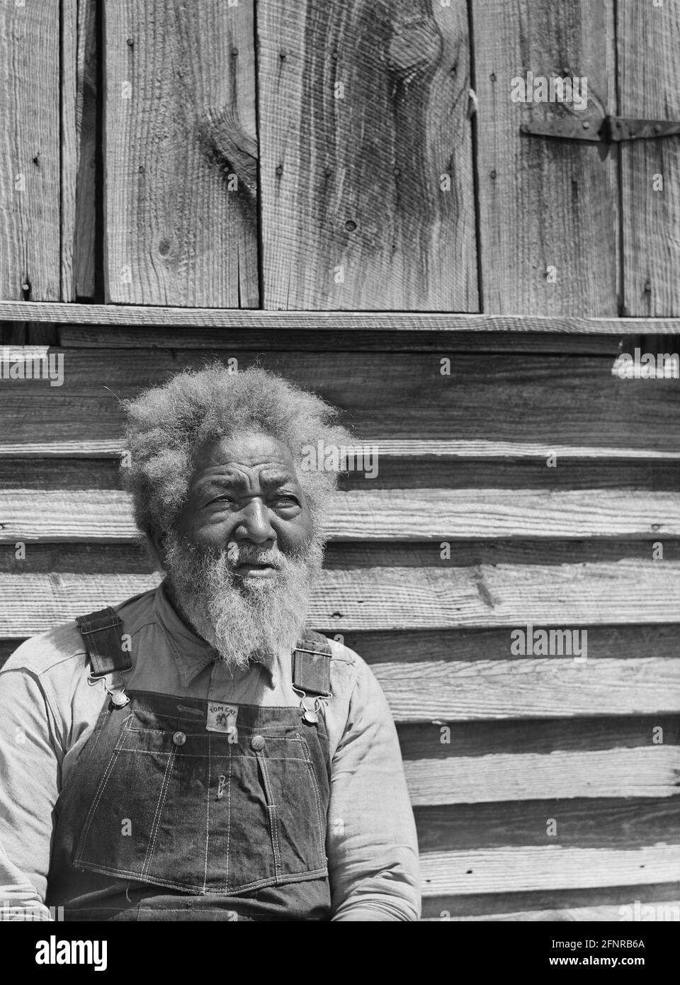 Tony Thompson, ex-slave, ritratto a mezza lunghezza, Greene County, Georgia, USA, Jack Delano, Ufficio USA delle informazioni sulla guerra, maggio 1941 Foto Stock
