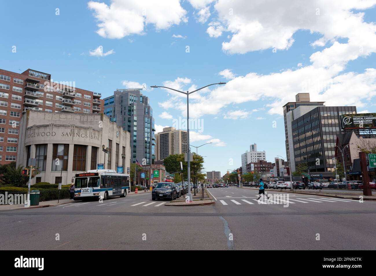 Incrocio tra Queens Boulevard e la 70a strada a Forest Hills, Queens, New York, Ridgewood Savings Bank sulla sinistra Foto Stock