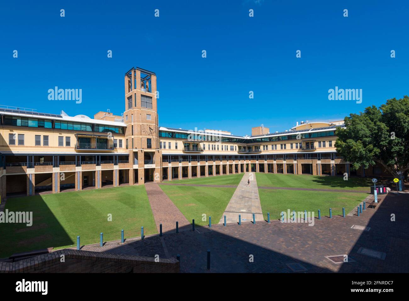 Un solo studente attraversa il prato Quadrangle presso l'Università del nuovo Galles del Sud, a Kensington, Sydney, Australia durante l'epidemia di Covid-19 Foto Stock