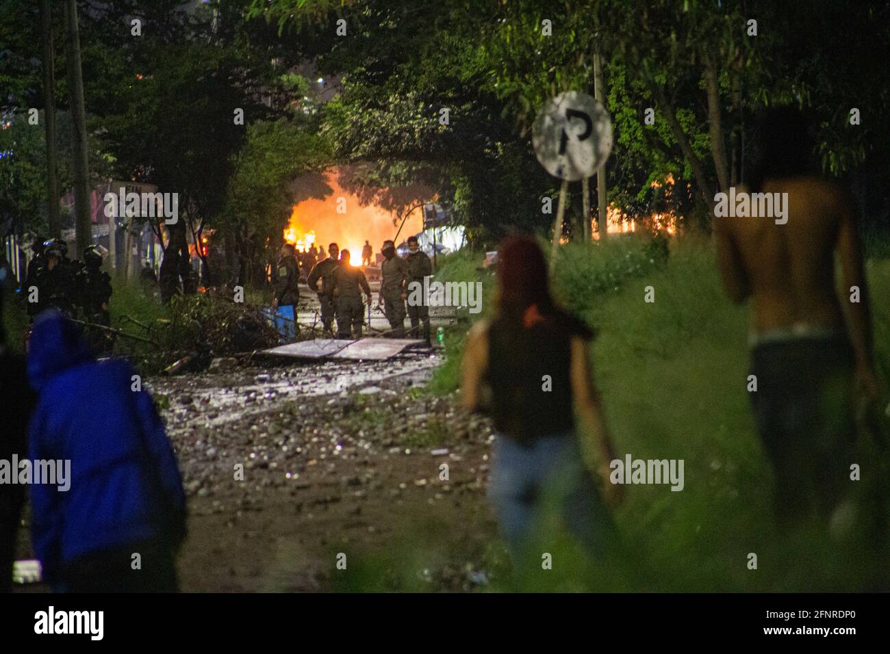 17 maggio 2021, Yumbo, Valle del Cauca, Colombia: Gli agenti di polizia colombiani sono visti tra i dimostranti e una stazione di rifornimento accesa sul fuoco che esplose momenti prima mentre scontri e rivolte prendono il controllo di Yumbo, Valle del Cauca in Colombia durante la notte tra dimostranti e polizia colombiana di rivolta (ESMAD) a Yumbo, Valle del Cauca, Colombia il 17 maggio 2021. Tra 20 giorni di violente e pacifica protesta contro il governo del presidente Ivan Duque, e la brutalità della polizia che ha portato ad almeno 40 morti e 16 donne abusate dall'inizio delle manifestazioni. (Credit Image: © Mauricio Romero/LongVisua Foto Stock