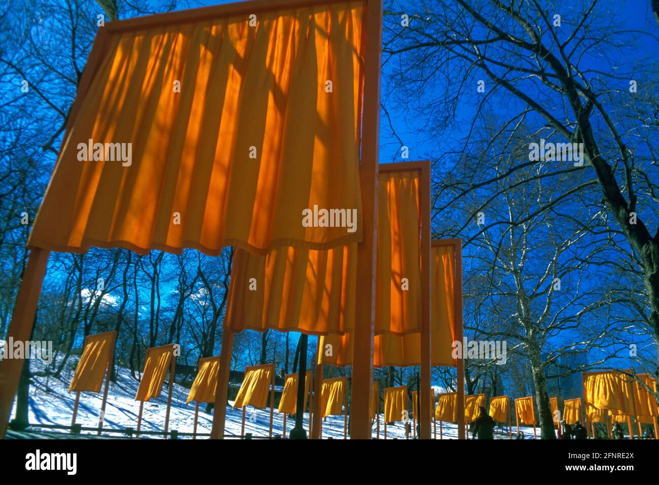 2005 STORICO L'INSTALLAZIONE DELLE PORTE D'ARTE (©CHRISTO & JEANNE CLAUDE 2005) CENTRAL PARK MANHATTAN NEW YORK CITY USA Foto Stock