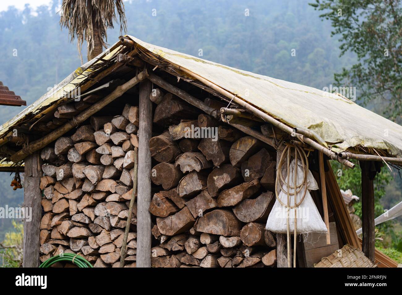 Capanna di stoccaggio per legna da ardere all'aperto, spazio di stoccaggio aperto e ben ventilato. Foto Stock