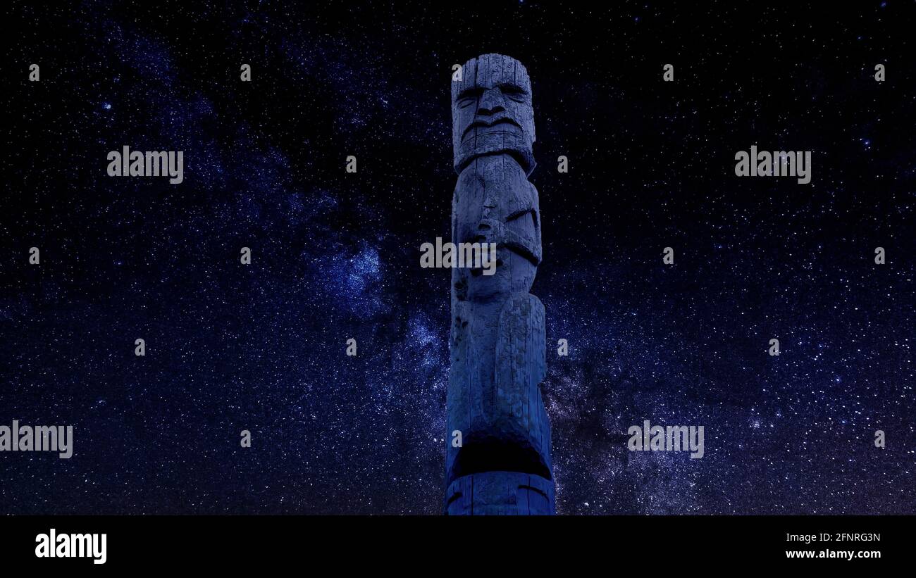 Antico Idol in legno Maori che si levano in piedi contro il cielo stellato di notte Foto Stock