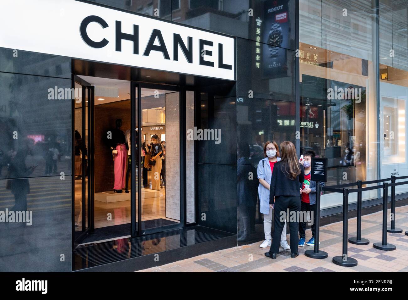 Gli acquirenti in fila all'ingresso del negozio di abbigliamento e prodotti  di bellezza Chanel, multinazionale francese, visto a Hong Kong Foto stock -  Alamy