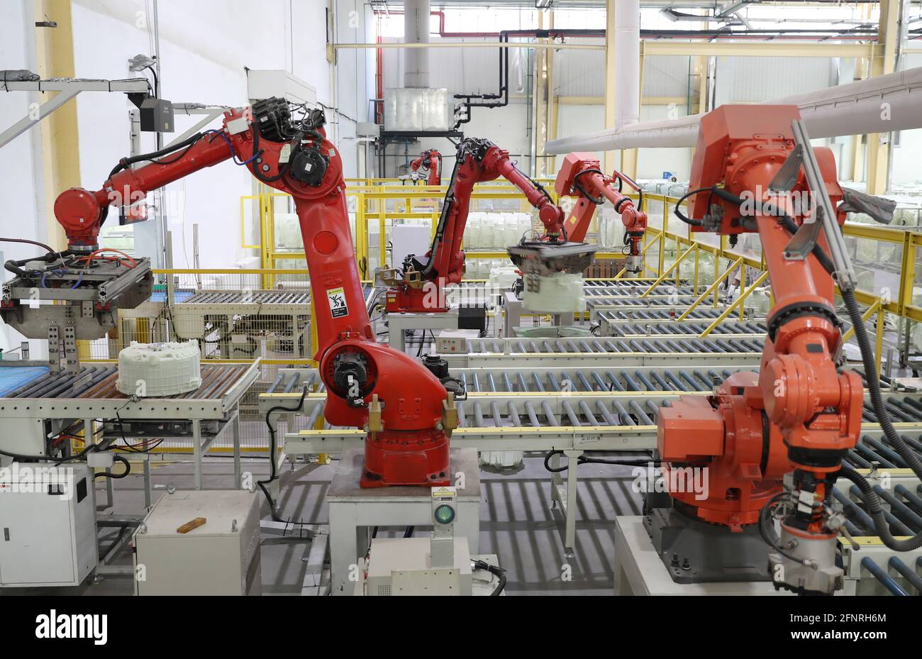 Qingdao, Cina. 18 maggio 2021. La fabbrica intelligente 5G è ad alta efficienza in esecuzione a Qingdao, Shandong, Cina il 18 maggio 2021.(Photo by TPG/cnsphotos) Credit: TopPhoto/Alamy Live News Foto Stock