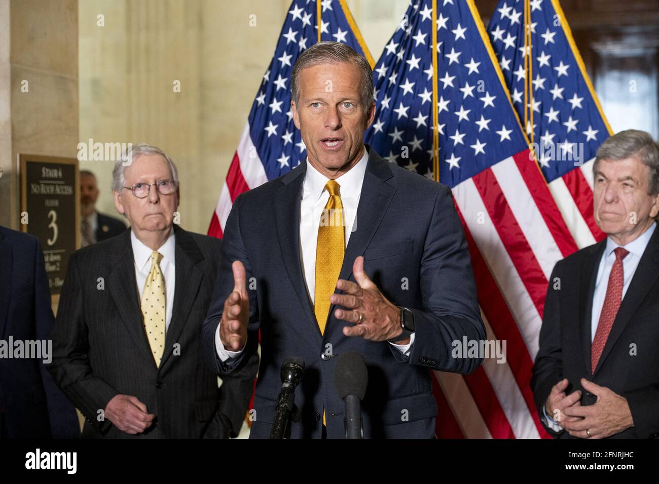 Il senatore degli Stati Uniti John Thune (repubblicano del South Dakota) offre osservazioni in seguito al pranzo repubblicano del Senato nel palazzo degli uffici del Senato di Russell a Washington, DC, USA, martedì 18 maggio, 2021. Foto di Rod Lamkey/CNP/ABACAPRESS.COM Foto Stock