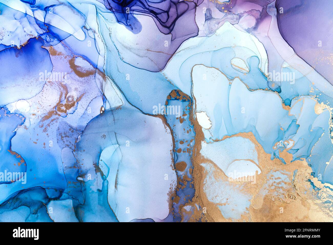 Fondo astratto blu con pigmenti d'oro. La tecnica dell'inchiostro alcolico. Pittura acquerello. Foto Stock