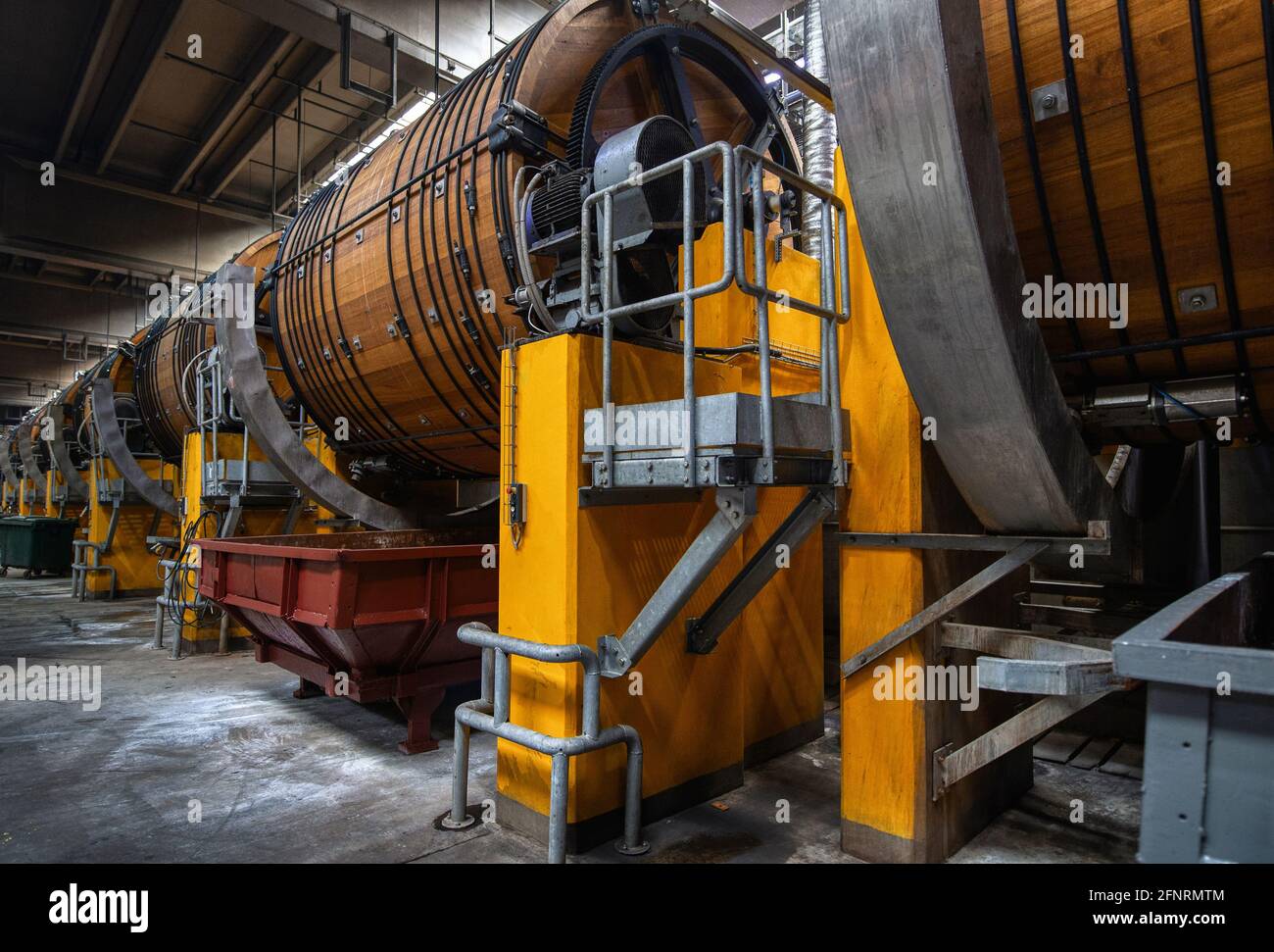Officina di cuoio. Grandi barili in legno per la concia di cuoio bovino. Foto Stock