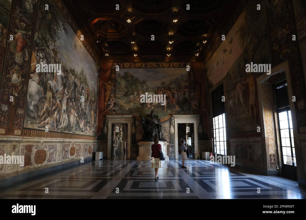 Roma, Italia. 18 maggio 2021. La gente visita i Musei Capitolini a Roma, 18 maggio 2021. I musei sono stati ufficialmente aperti al pubblico nel 1734 durante il governo di Clemente XII Le sue collezioni sono strettamente legate alla città di Roma e la maggior parte delle mostre provengono dalla città stessa. Credit: Cheng Tingting/Xinhua/Alamy Live News Foto Stock