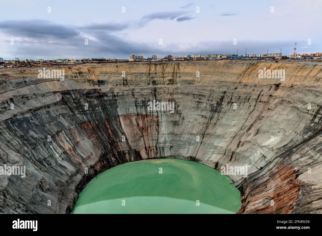 Miniera di diamanti inattiva. Kimberlite pipe, una delle cave più profonde  del mondo Foto stock - Alamy