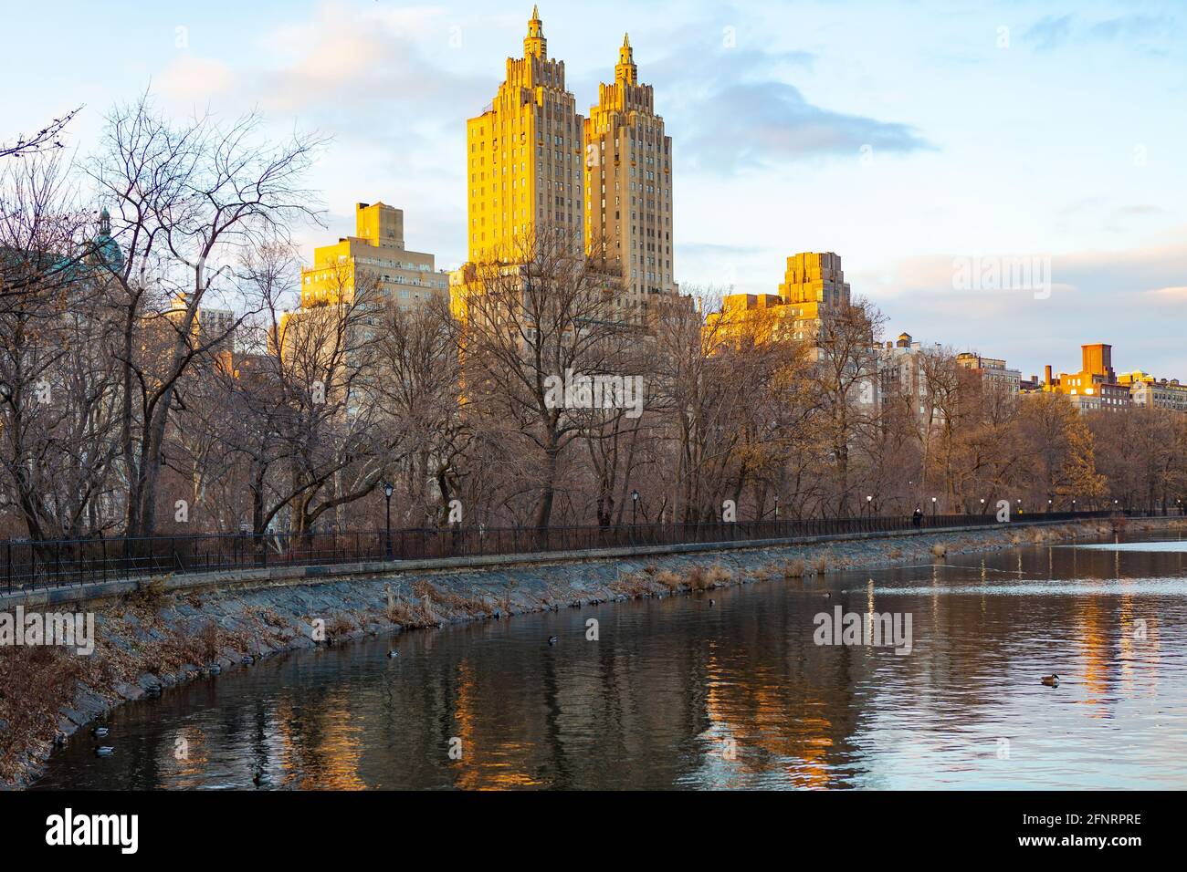 Jacqueline Kennedy Onassis Reservoir, e gli edifici lungo Central Park West, in inverno, Manhattan, New York. Foto Stock