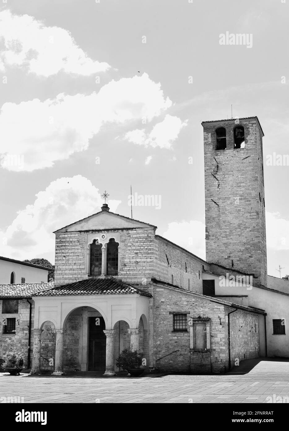 Chiesa medievale di Santa Maria Infraportas a Foligno, ingresso con portico con archi, bel campanile, fotografia in bianco e nero Foto Stock
