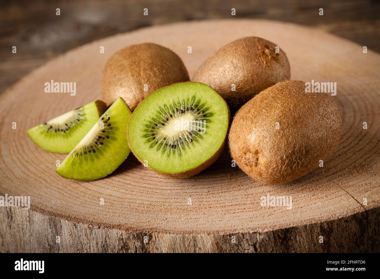 Frutta fresca kiwi su legno, clos-up Foto Stock