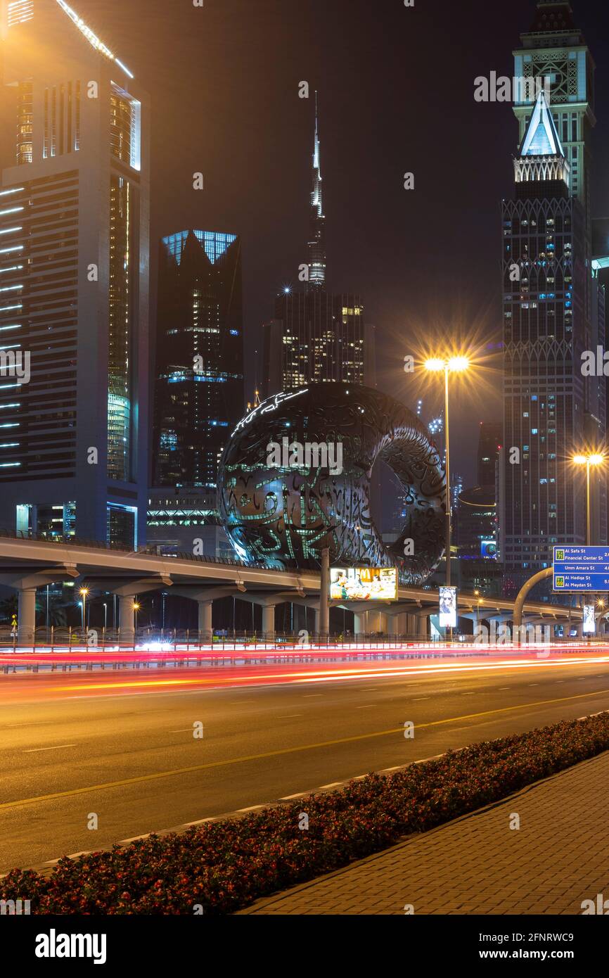 Dubai, Emirati Arabi Uniti - 05.18.2021 strada principale di un Emirati Arabi Uniti, Shekh Zayed Road.Many di edifici famosi possono essere visti, così come la stazione della metropolitana e il Museo Foto Stock Dubai, Emirati Arabi Uniti - 05.18.2021 strada principale di un Emirati Arabi Uniti, Shekh Zayed Road.Many di edifici famosi possono essere visti, così come la stazione della metropolitana e il Museo Foto Stock