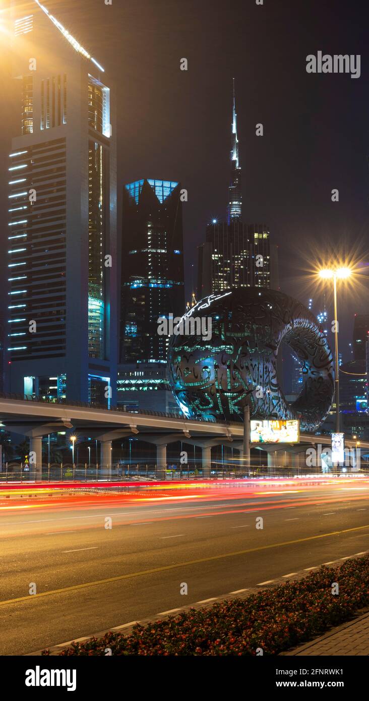 Dubai, Emirati Arabi Uniti - 05.18.2021 strada principale di un Emirati Arabi Uniti, Shekh Zayed Road.Many di edifici famosi possono essere visti, così come la stazione della metropolitana e il Museo Foto Stock Dubai, Emirati Arabi Uniti - 05.18.2021 strada principale di un Emirati Arabi Uniti, Shekh Zayed Road.Many di edifici famosi possono essere visti, così come la stazione della metropolitana e il Museo Foto Stock