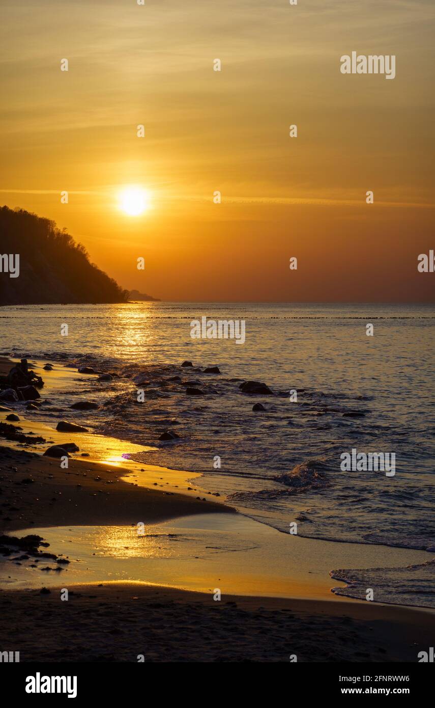 Spiaggia e mare sotto il cielo del tramonto Foto Stock
