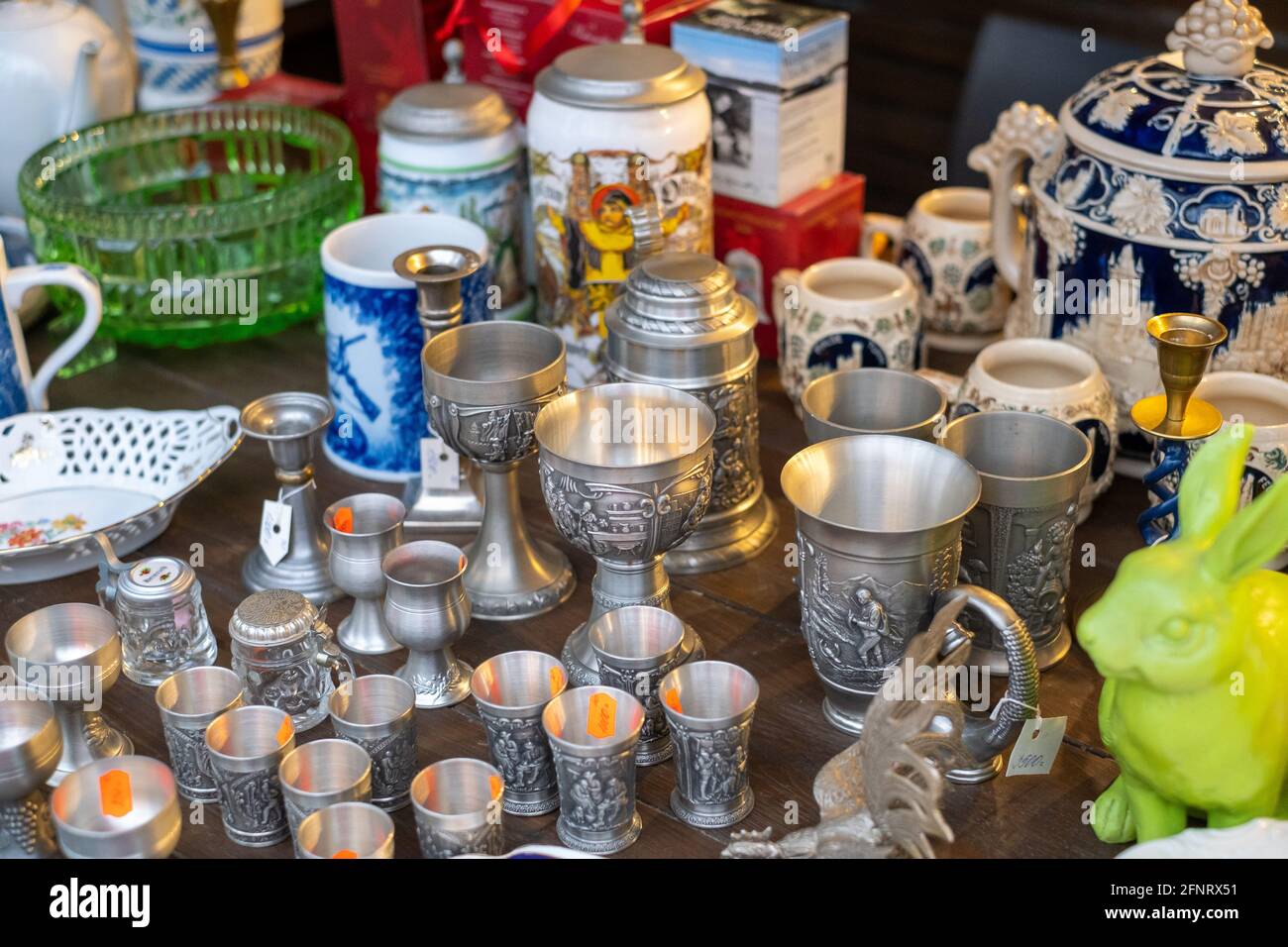 Calici e bicchieri assortiti al banco del mercato Foto Stock