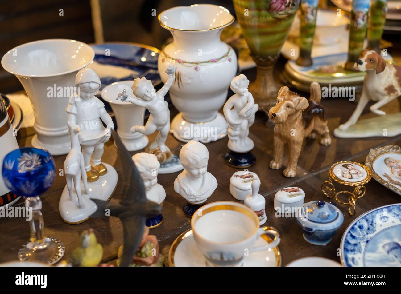 Souvenir in ceramica assortiti al banco del mercato Foto Stock