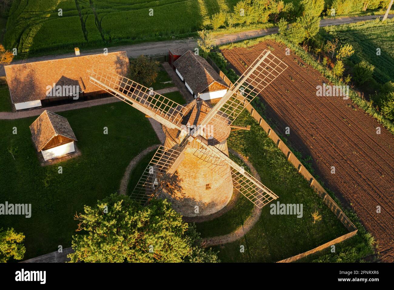 Tradizionale mulino a vento ungherese nella regione di Alfold vicino alla città di Hodmezovasarhely. Questo luogo incredibile è un museo pubblico in campagna. La na ungherese Foto Stock